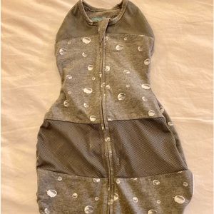 Happiest Baby Sleepea Swaddle size Small.  Washed never worn.